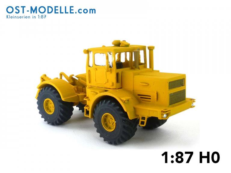 Traktor Kirovets K700A gelb mit Motorverkleidung